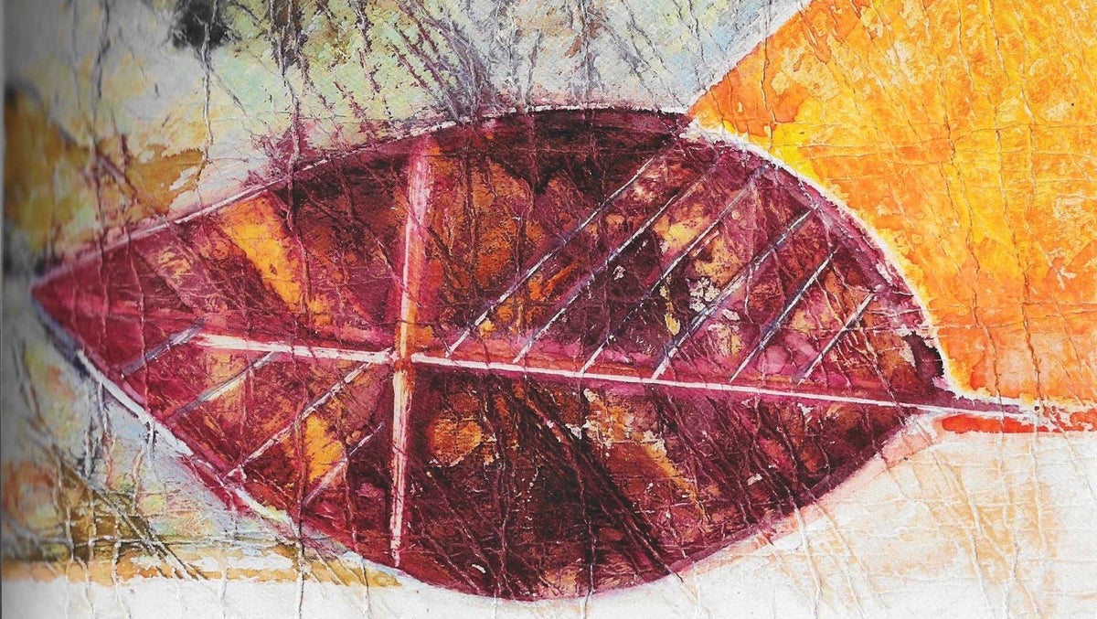Foglia eterna von H. Schero: weinrotes Blatt mit heller Aderung auf geknittertem Papier in Orange und Ocker