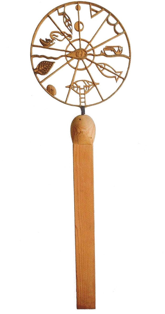 Mandala von H. Schero: Holzstele mit durchbrochen geschnitztem Symbolrad